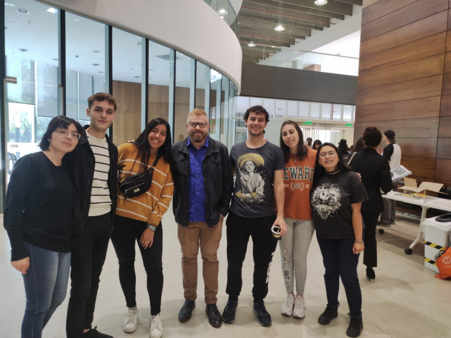 Estudiantes de posgrado de la Facultad junto a Gabriel Rabinovich (centro), en el curso de la UBA.