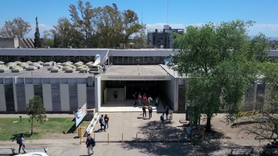 Vista de la Facultad de Ciencias Exactas, Físicas y Naturales (FCEFyN).