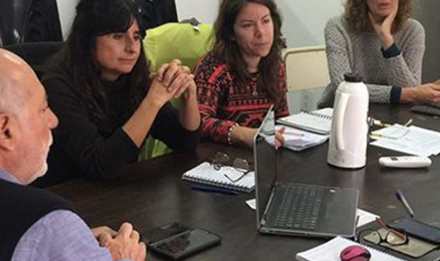 La secretaria de Asuntos Estudiantiles, Bioq. Mara Parello (centro), en la reunión con equipo de DGES. 